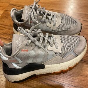 Adidas Nite Jogger sneakers in a grey and orange youth 4